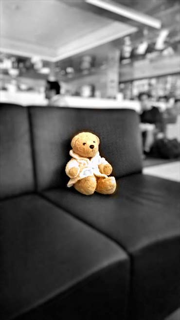 Zwischenhalt nach Japan - Foster in der Flughafen Lounge Helsinki (von Benjamin Erhardt) Zwischenhalt nach Japan - Foster in der Flughafen Lounge Helsinki (von Benjamin Erhardt)