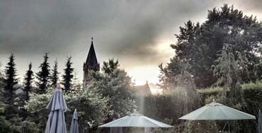 Blick vom Pool zu benachbarter Kirche