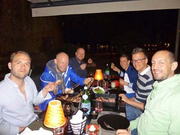 Die Bande im Steak-Restaurant