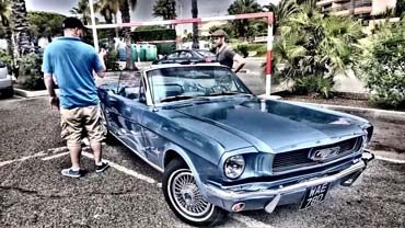 Mit einem 70er Ford Mustang zum Hafen